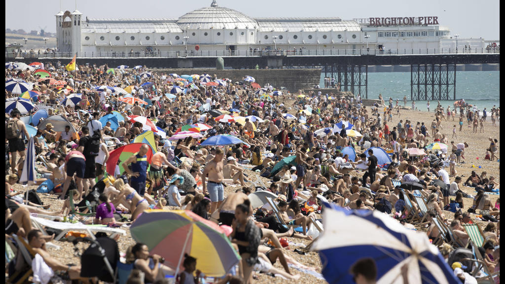 . 31/07/2020. Brighton, United Kingdom. A packed Brighton beach on the hottest day of the year in the UK so far. PUBLICATIONxINxGERxSUIxAUTxHUNxONLY xStephenxLockx/xi-Imagesx IIM-21505-0069