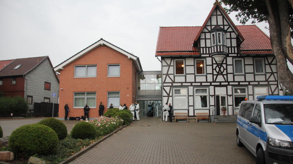 Polizei durchsucht Altenheim im Landkreis Goslar In Lagelsheim im Lankreis Goslar durchsuchen seit den frühen Morgenstunden Polizeibeamte ein Seniorenheim. Laut Landkreis Goslar besteht ein Verdacht gegen die Betreiber, wie Pressesprecher vor Ort ber