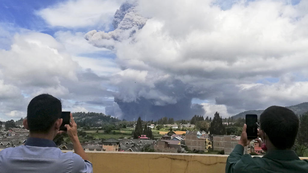 Vulkan Sinabung auf indonesischer Insel Sumatra ausgebrochen