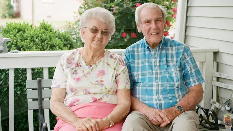 Raymond und Kathleen Atkins sitzen auf einer Bank.