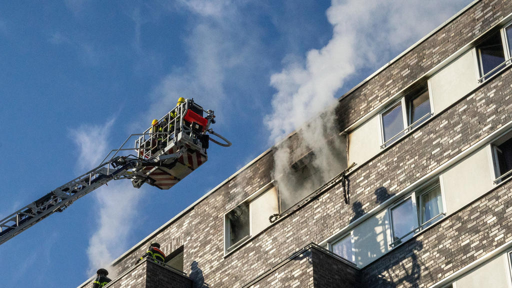 08.08.2020, Hamburg: Die Feuerwehr löscht einen Brand in einem Mehrfamilienhaus. Dank des couragierten Einsatzes ihres zwölfjährigen Sohnes hat eine siebenköpfige Familie den Brand unverletzt überstanden. Der Junge habe seine zwei Jahre alte Schweste