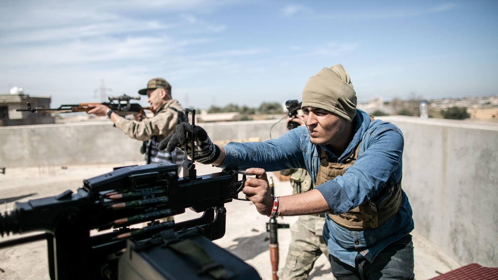 ARCHIV - 13.03.2020, Libyen, Tripolis: Kämpfer der international anerkannten Regierung feuern ihre Waffen auf die Streitkräfte der selbsternannten Libyschen Nationalen Armee. (zu dpa «Verstöße gegen Libyen-Embargo: EU-Länder treiben Sanktionspläne vo