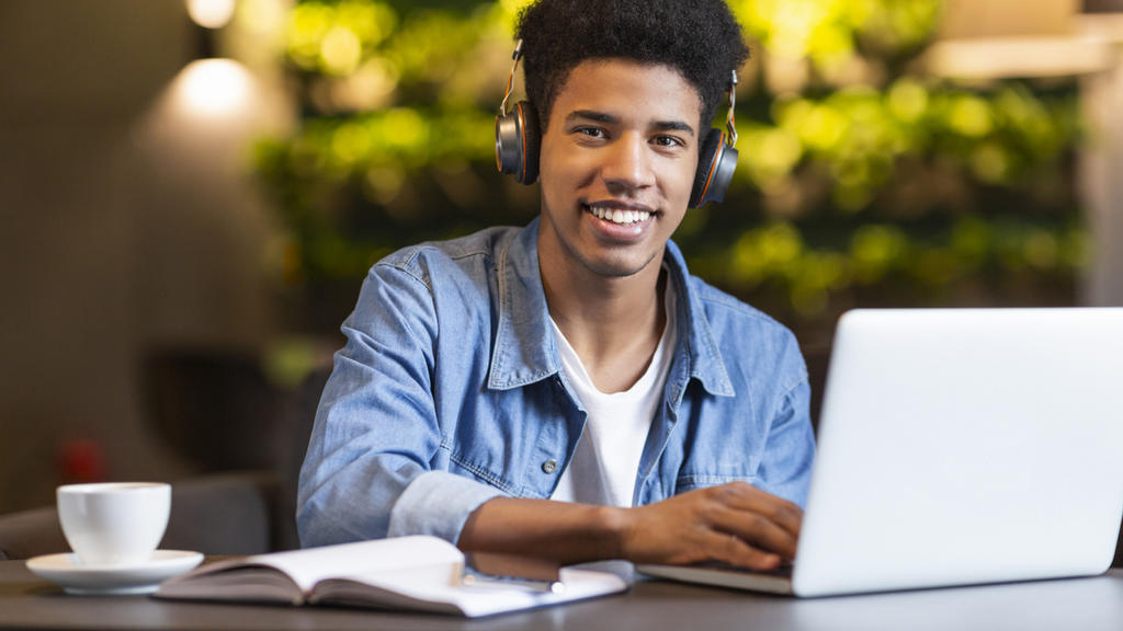 Fernstudium - mit Laptop und Headset hat man's bequem