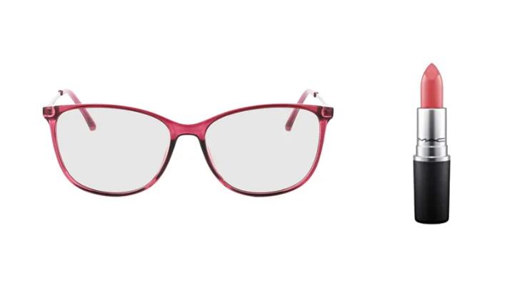 Auffällige Brille von Brille 24 mit farblich passendem MAC Lippenstift.
