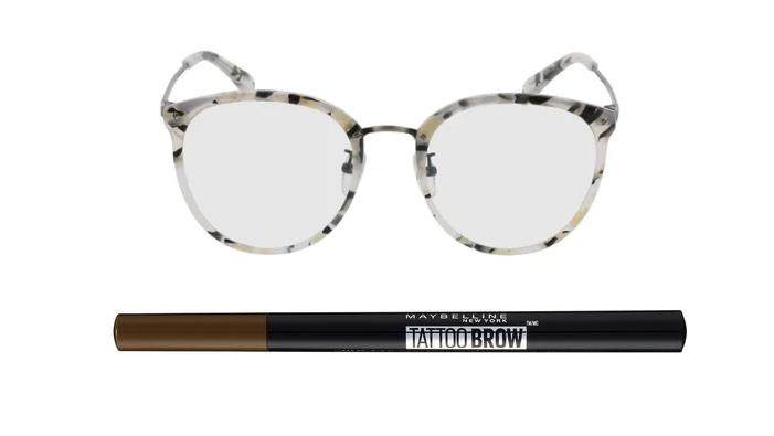 Brille von Brille24 und Augenbrauenstift von Maybelline.