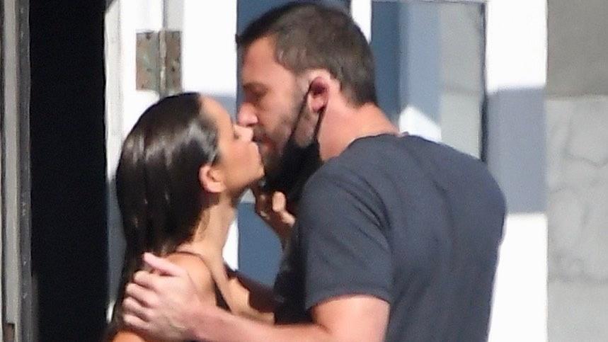 Ana de Armas küsst Ben Affleck am Set von Malibu.