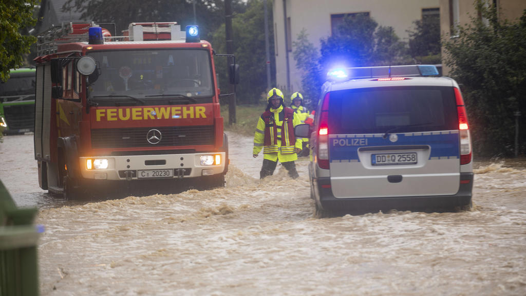 200811 Unwetter. Schon wieder schwere Unwetter in Sachsen. Diesmal ist die Gegend um Chemnitz betroffen. Hochwasseralarm im Ort Auerswalde. Über 100 Liter auf dem Quadratmeter in nur einer Stunde lies den Bach über die Ufer treten. Das Wasser steht