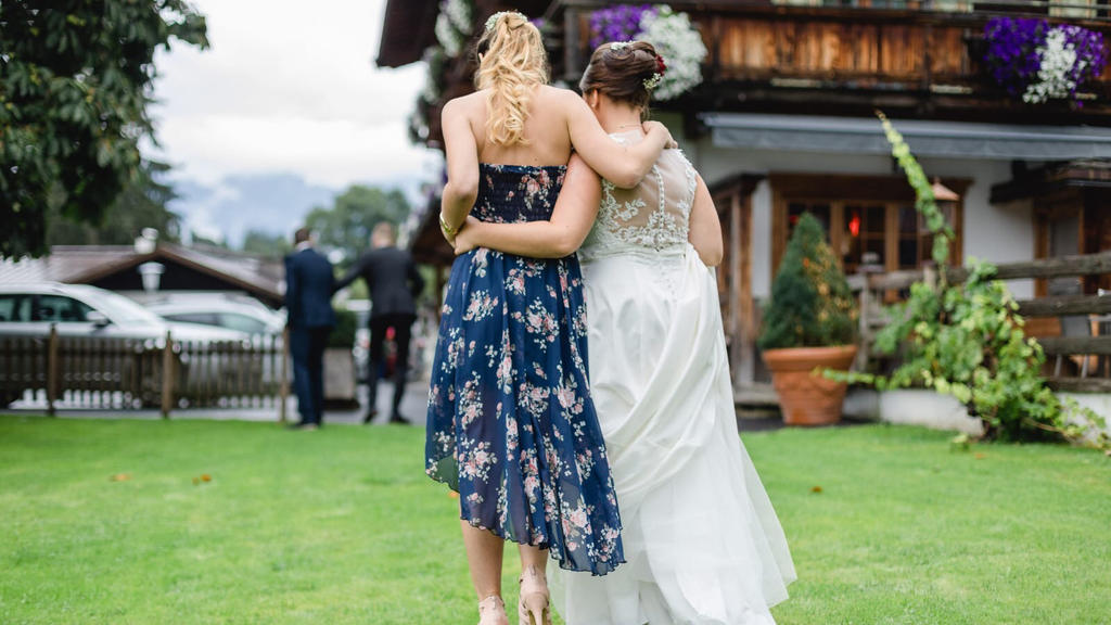 Eine unbeschwerte Zeit: Bei der Hochzeit stützte Nadine ihre Freundin Simona ab, weil ihre Absätze zu hoch waren