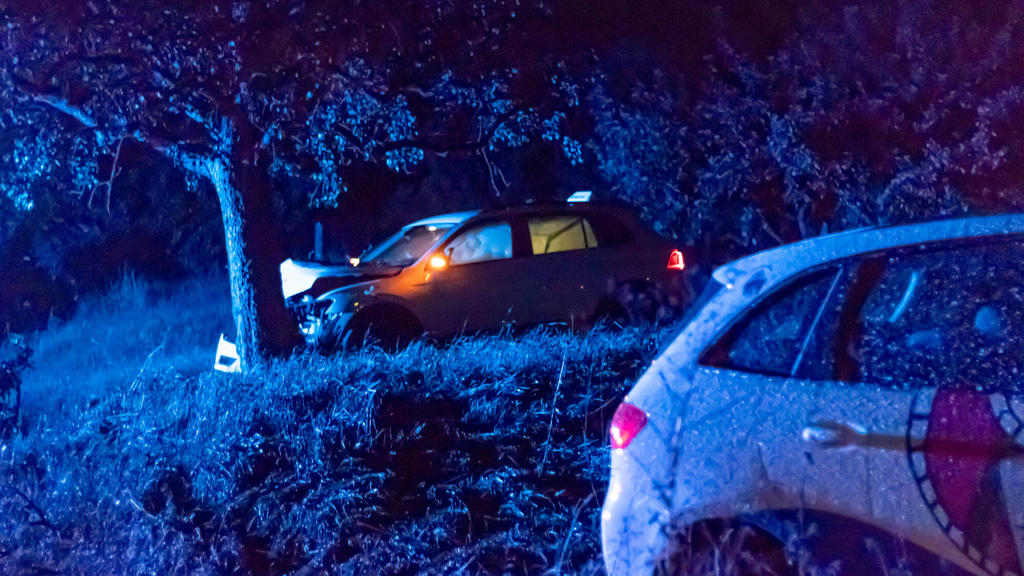 Zwei Fahrschulautos verunfallen, Drei gestohlene Autos, ein schwer verletzter Junge und eine Verfolgungsfahrt. Die Polizei ermittelt seit dem 12.08.2020 gegen eine Gruppe Jugendlicher. Aus einer Fahrschule in Leinzell entwendeten Jugendliche zwei Aut