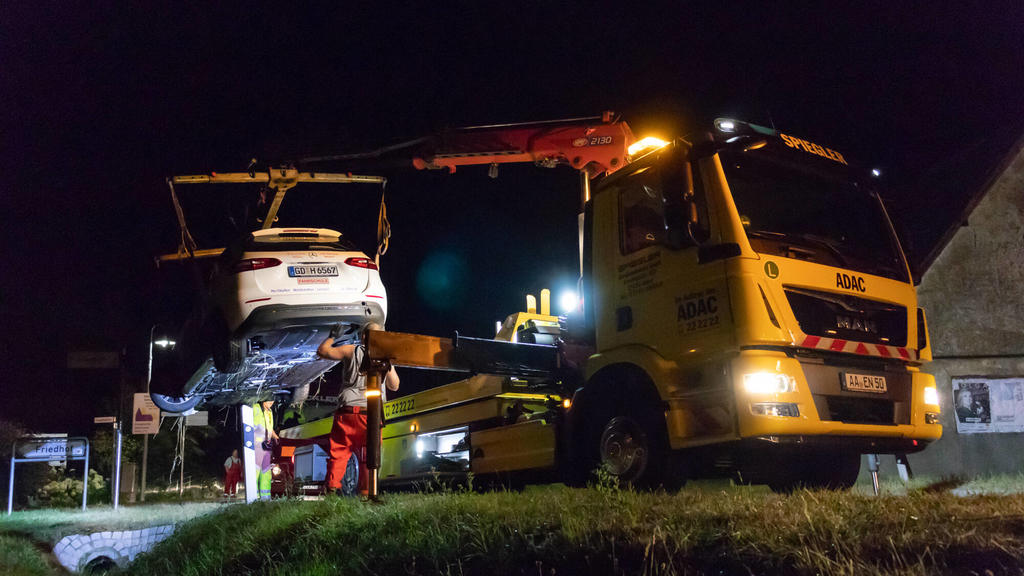 Zwei Fahrschulautos verunfallen, Drei gestohlene Autos, ein schwer verletzter Junge und eine Verfolgungsfahrt. Die Polizei ermittelt seit dem 12.08.2020 gegen eine Gruppe Jugendlicher. Aus einer Fahrschule in Leinzell entwendeten Jugendliche zwei Aut