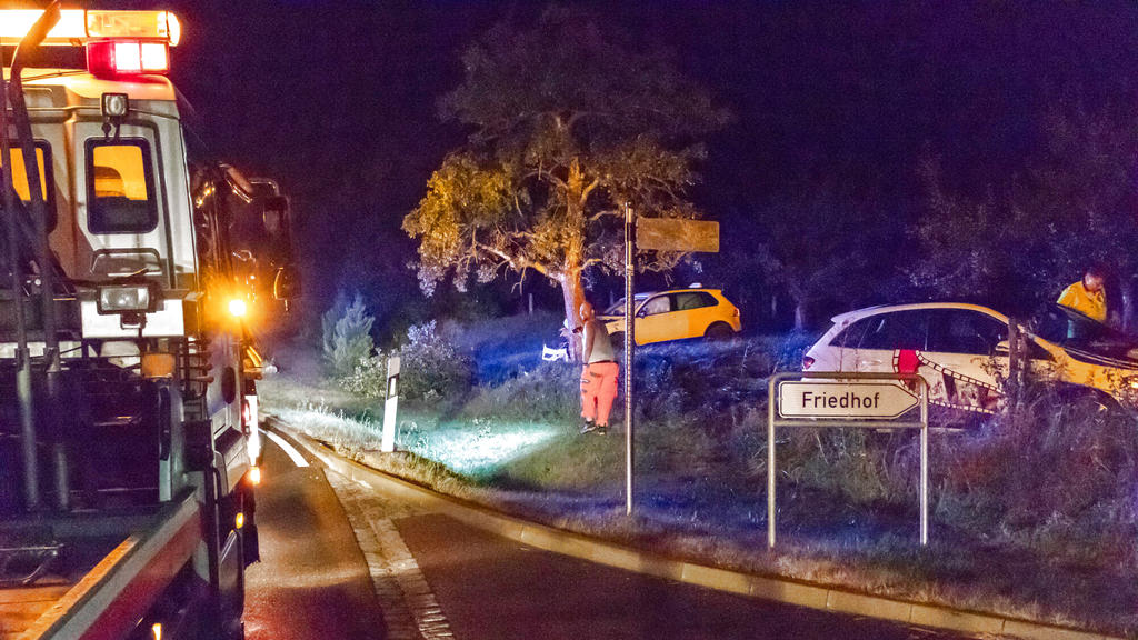 Zwei Fahrschulautos verunfallen, Drei gestohlene Autos, ein schwer verletzter Junge und eine Verfolgungsfahrt. Die Polizei ermittelt seit dem 12.08.2020 gegen eine Gruppe Jugendlicher. Aus einer Fahrschule in Leinzell entwendeten Jugendliche zwei Aut