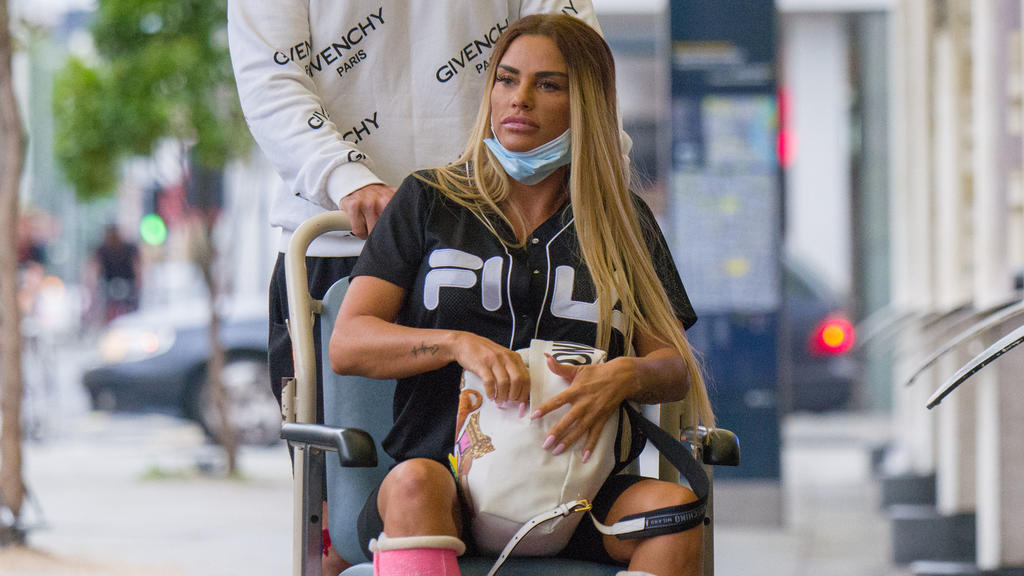 Katie Price darf sich nach der OP zwei Wochen nicht bewegen.