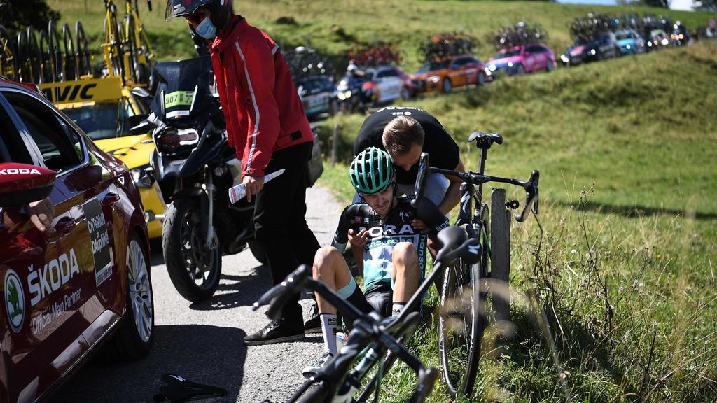 15.08.2020, Frankreich, Megève: Radsport: UCI WorldTour - Critérium du Dauphiné, Ugine - Megève (153,50 km), 4. Etappe: Emanuel Buchmann (M) aus Deutschland vom Team von Bora-hansgrohe liegt nach einem Unfall neben der Strecke. Der Radprofi stürzte n