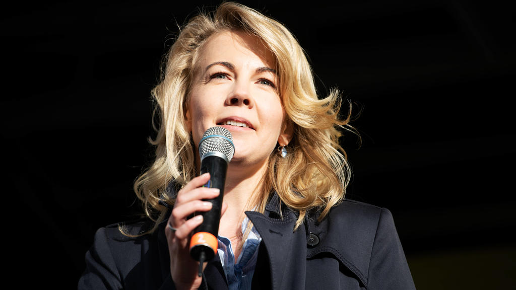 Wahlkampfauftakt der FDP Thüringen zur Landtagswahl 2019 in Jena auf dem Holzmarkt am 19.9.2019 FDP-Generalsekretärin Linda Teuteberg FDP, Portrait mit Mikro Holzmarkt Jena *** Election campaign kick-off of the FDP Thuringia for the state election 2
