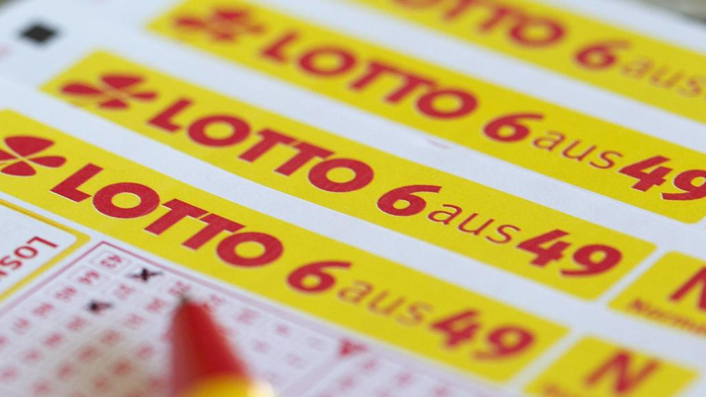Winden Themenbild - Toto Lotto Lottoschein, Tippschein mit Kugelschreiber Eurojackpot, Euro Jackpot Symbolbild, Themenbild, Featurebild Copyright: Fleigx/xEibner-Pressefoto EP_dfg