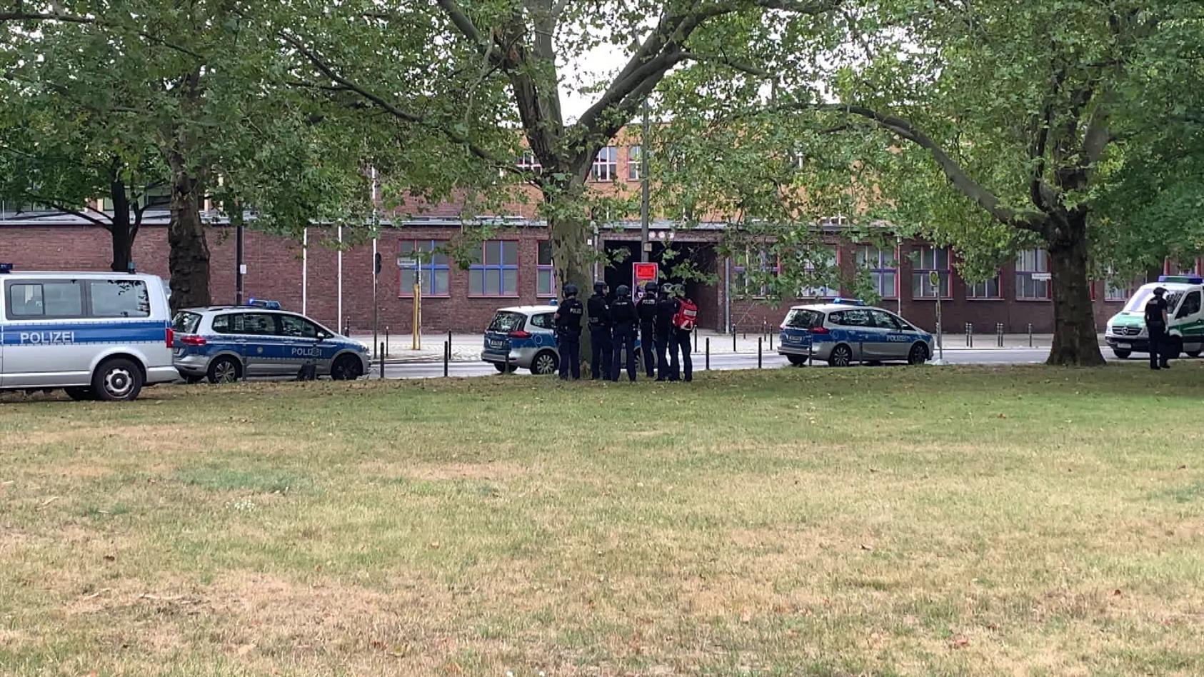 Berlin: Polizei im Großeinsatz an Max Taut-Schule in Lichtenberg