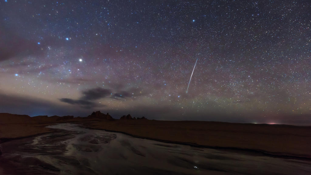 Auch wenn Jupiter und Saturn zunächst am Abendhimmel glänzen, gewinnen doch andere Planeten an Helligkeit. Ende September ist Mars der hellste Planet der Nacht bis am frühen Morgen Venus erscheint.