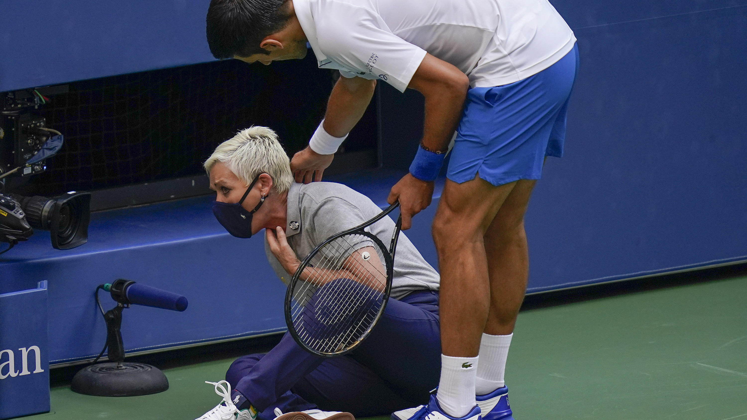 Us Open Novak Djokovic Nach Attacke Auf Linienrichterin Bekommt Er Eine Geldstrafe Und Bleibt Disqualifiziert