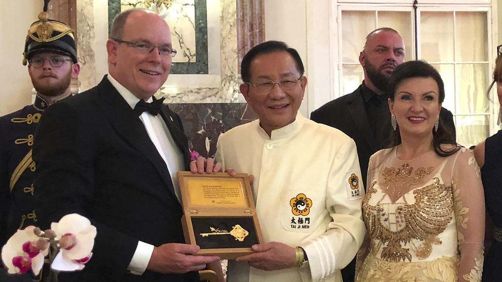 Fürst Albert wird am 12. Oktober 2019 in Wien der "Key to the Heart" überreicht.