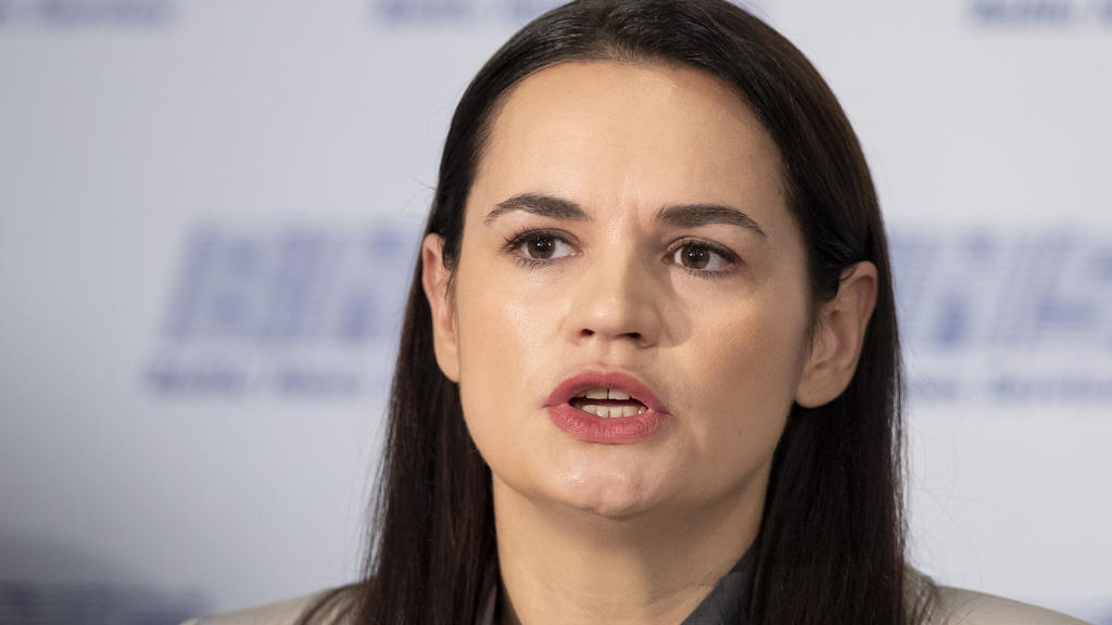 21.08.2020, Litauen, Vilnius: Swetlana Tichanowskaja, ehemalige Kandidatin für die Präsidentschaftswahlen in Belarus, spricht bei einer Pressekonferenz. Tichanowskaja appellierte aus ihrem Exil im EU-Nachbarland Litauen an ihre Landsleute, sich nicht
