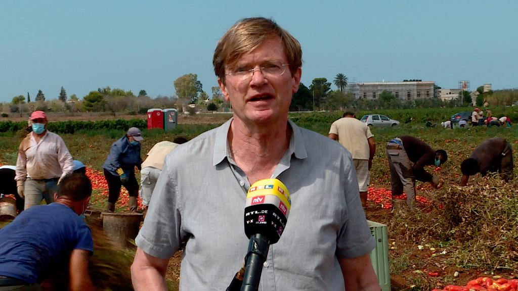 RTL-Korrespondent Udo Gümpel war bei der Tomatenernte in Nardo dabei.