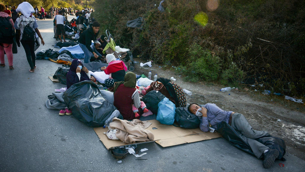 Tausende von Migranten flohen vor mehreren Bränden im Flüchtlingslager Moria auf der griechischen Insel Lesbos, die einen Großteil des wegen Covid-19 unter Quarantäne stehenden Lager zerstört hatten. In dem Lager und seiner Umgebung lebten rund 12.5