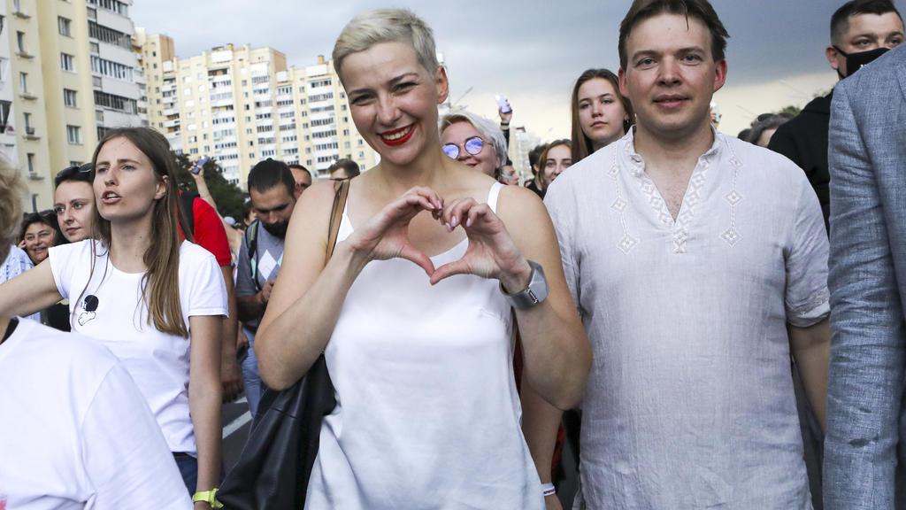 ARCHIV - 30.08.2020, Belarus, Minsk: Maria Kolesnikowa, eine der Oppositionsführerinnen von Belarus (M) formt ihre Hände zu einem Herz beieiner Kundgebung in Minsk. Kolesnikowa, eine professionelle Flötenspielerin ohne politische Erfahrung, wurde zu