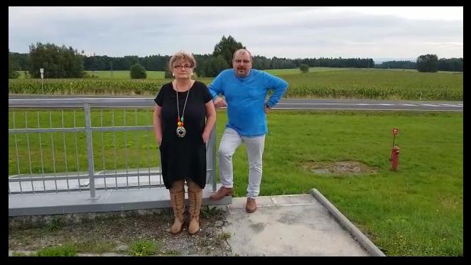 Mann und Frau stehen auf Wiese