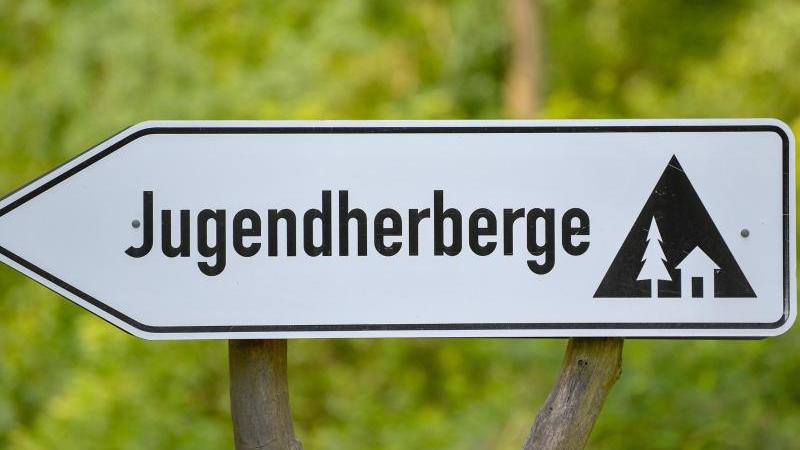 Ein Schild weist auf eine Jugendherberge hin. Foto: Patrick Pleul/dpa/Archivbild