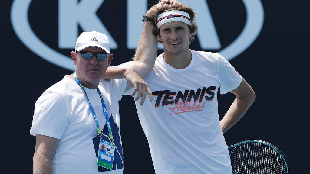 ARCHIV - 19.01.2020, Australien, Melbourne: Tennis: Grand Slam, Australian Open, Melbourne Park, Training: Alexander Zverev (r) aus Deutschland und sein Vater Alexander Zverev Sr.. Alexander Zverev geht mit einer Mischung aus Zuversicht und Respekt i