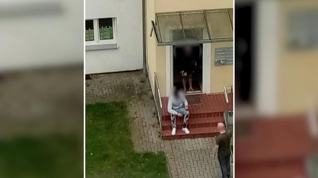 Der mutmaßliche Täter sitzt mit blutiger Hose unmittelbar nach der Tat vor dem Haus.