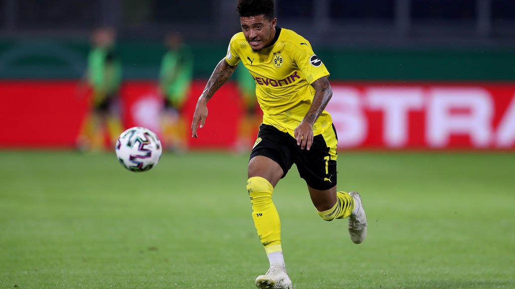DUISBURG, GERMANY - SEPTEMBER 14: Jadon Sancho of Dortmund runs with the ball during the DFB Cup first round match between MSV Duisburg and Borussia Dortmund at Schauinsland-Reisen-Arena on September 14, 2020 in Duisburg, Germany. (Photo by Lars Baro