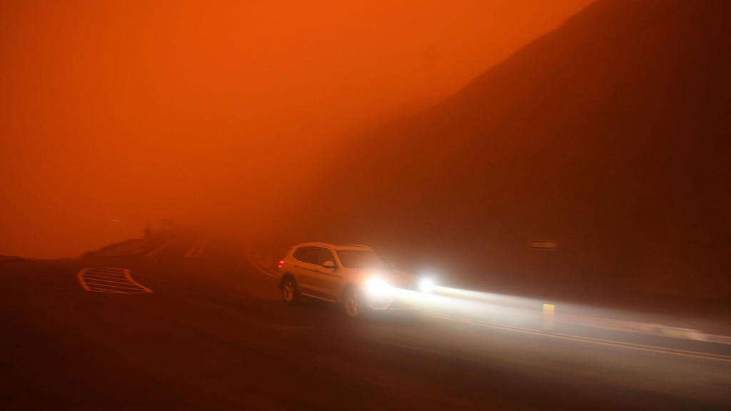 200910 -- SAN FRANCISCO, Sept. 10, 2020 -- A car runs on the road near the Golden Gate Park at noon in San Francisco, the United States, Sept. 9, 2020. San Francisco was still as dark as night at noon on Wednesday due to the wildfire. The Northern Ca