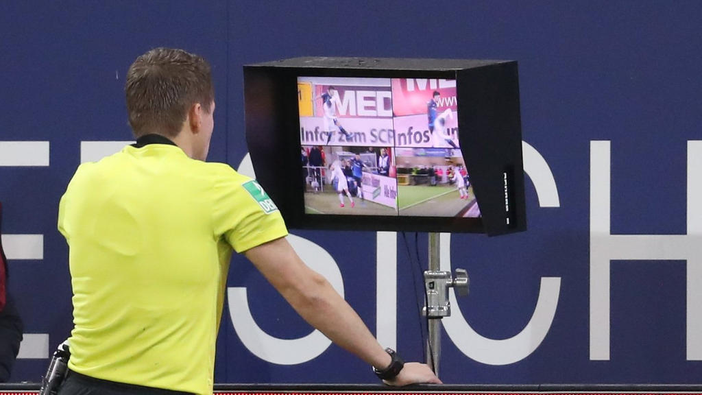 ARCHIV - 02.02.2020, Nordrhein-Westfalen, Paderborn: Fußball: Bundesliga, SC Paderborn 07 - VfL Wolfsburg, 20. Spieltag in der Benteler-Arena. Schiedsrichter Patrick Ittrich schaut sich ein Video an. (zu dpa Bundesliga-Schiedsrichter Ittrich: Video-A