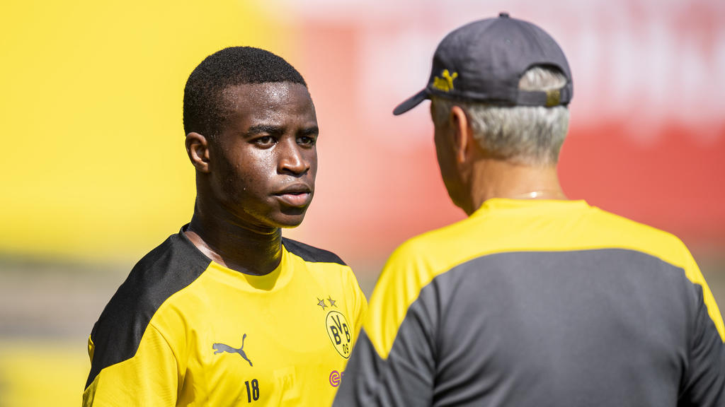 Fußball: Bundesliga, Trainingslager von Borussia Dortmund (bis 17.08.) auf der Sportanlage «Ri-Au» in Bad Ragaz (Schweiz). Youssoufa Moukoko (l) und Trainer Lucien Favre unterhalten sich. (zu dpa «Jung und plö