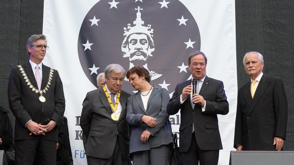 Verleihung des Internationalen Karlspreises 2019, an den Generalsekretär der Vereinten Nationen, Antonio Guterres, im Krönungssaal des Rathauses in Aachen. Dieses Bild zeigt v.l.n.r.: Oberbürgermeister der Stadt Aachen Marcel Philipp, Antonio Guterr