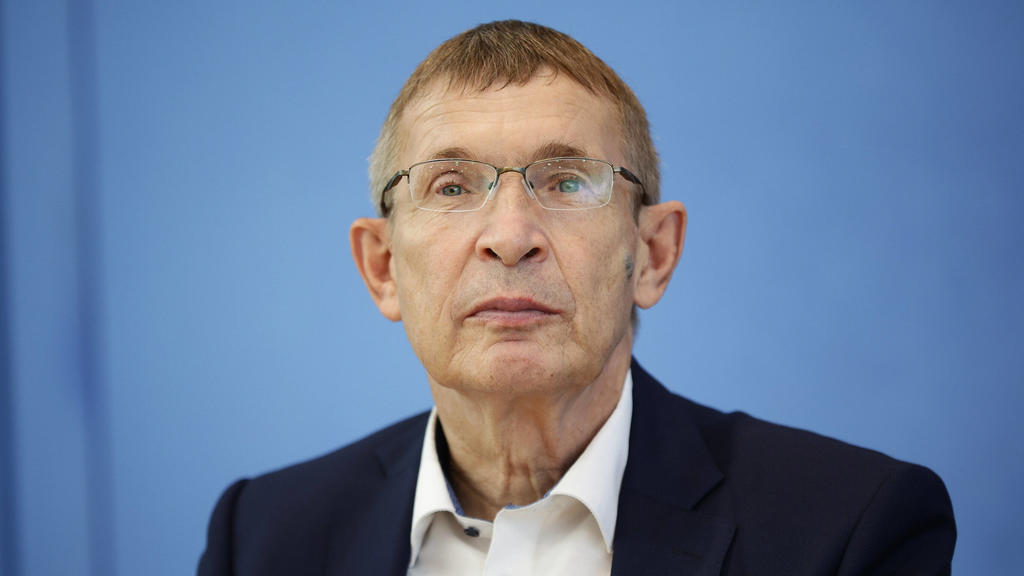 Unterrichtung der Bundesregierung zu Corona-Impfstoffen in der Bundespressekonferenz: Klaus Cichutek, Praesident Paul-Ehrlich-Institut PEI Berlin, 15.09.2020 Berlin Deutschland *** Informing the Federal Government on Corona Vaccines at the Federal