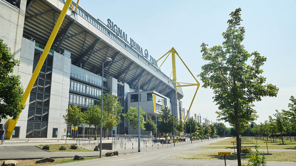 Viele Vereine setzen auf verschiedene Zutrittszeiten, die in Dortmund und Leipzig beispielsweise auf den Tickets vermerkt sind.