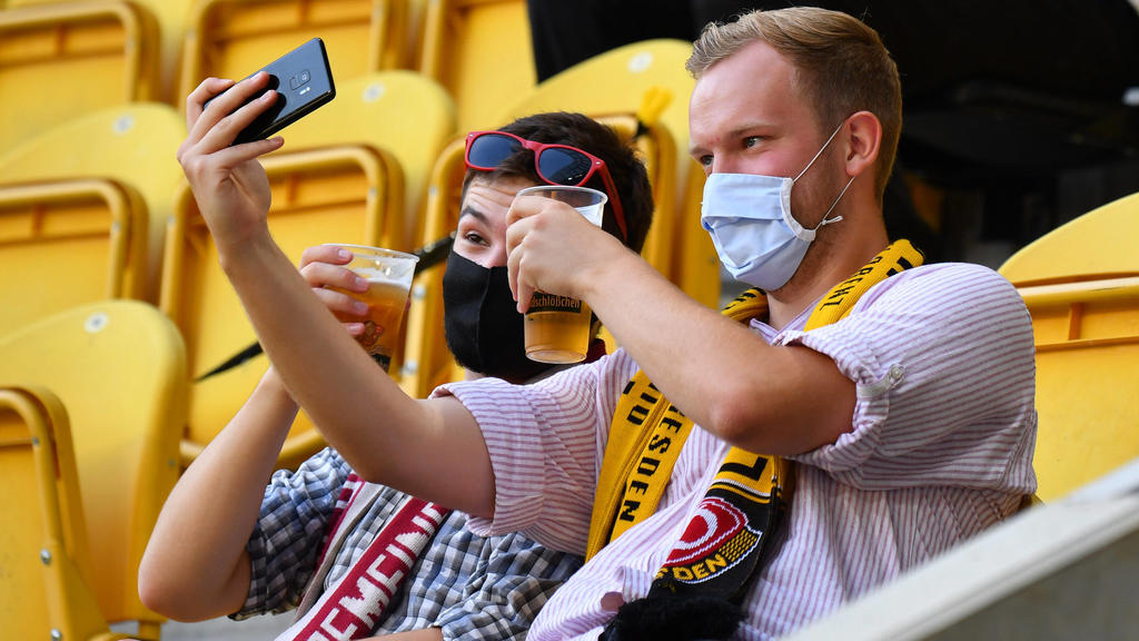 Dynamo-Fans mit Maske beim Selfie.