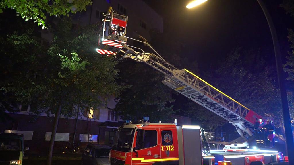 70 Bewohner wurden vor den Flammen - teilweise mit einer Drehleiter - gerettet