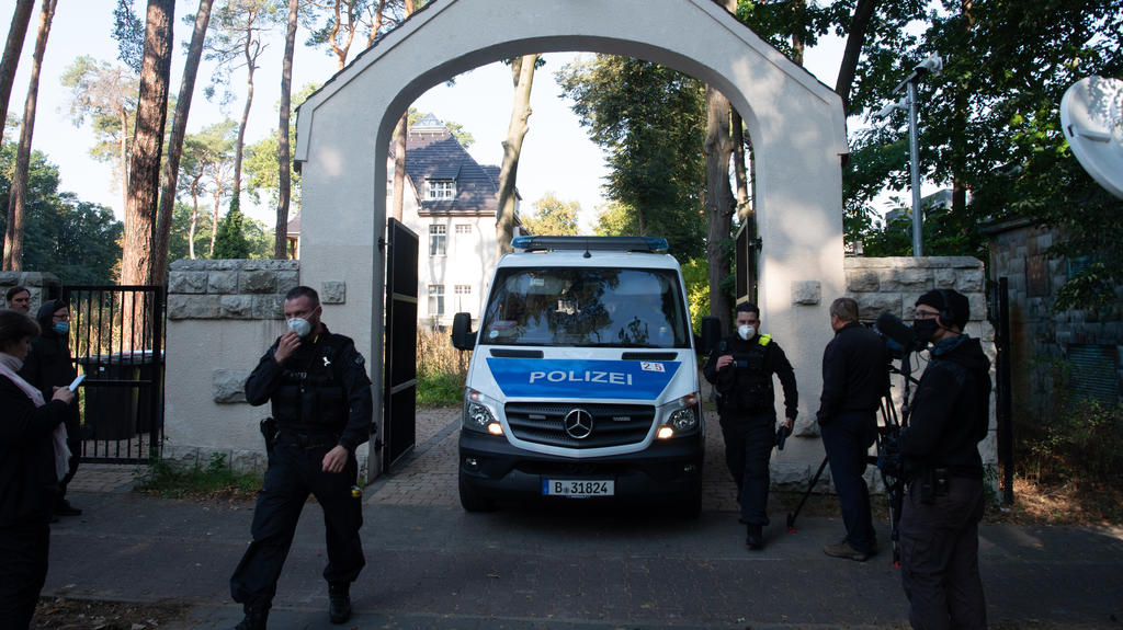 22.09.2020, Berlin: Polizeibeamte stehen im Rahmen einer Durchsuchung vor einem Grundstück in Kleinmachnow. Seit 6 Uhr morgens durchsuchen 300 Beamte der Polizei und Steuerfahndung insgesamt 18 Häuser, Wohnungen und Geschäftsräume in Berlin, Brandenb