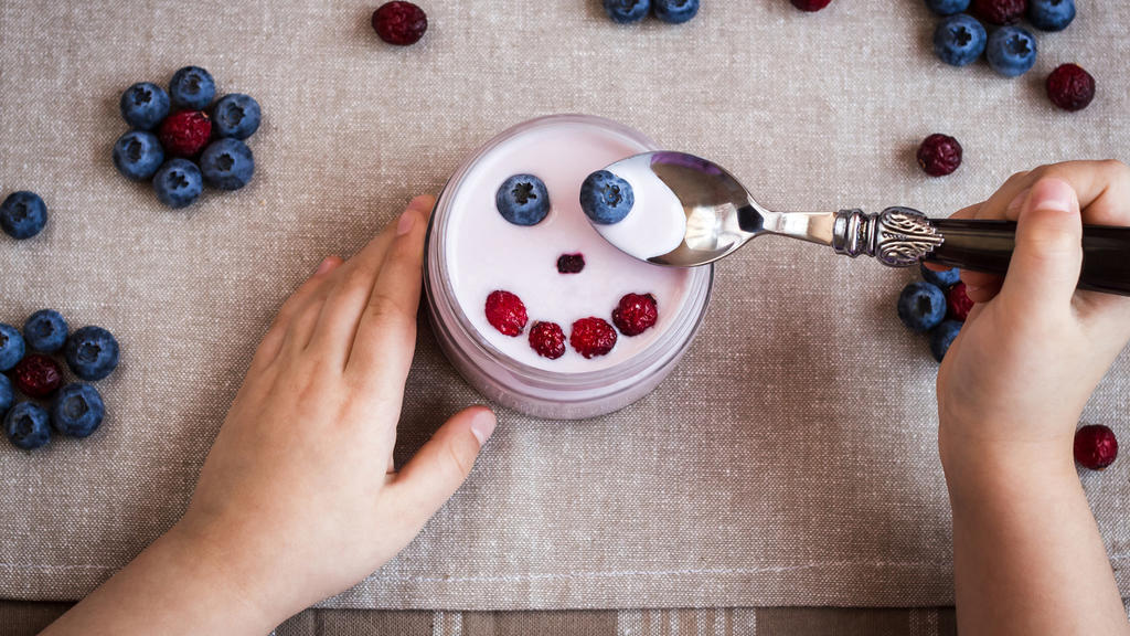 Ein gesundes Dessert: ungesüßter Naturjoghurt mit frischen Früchten