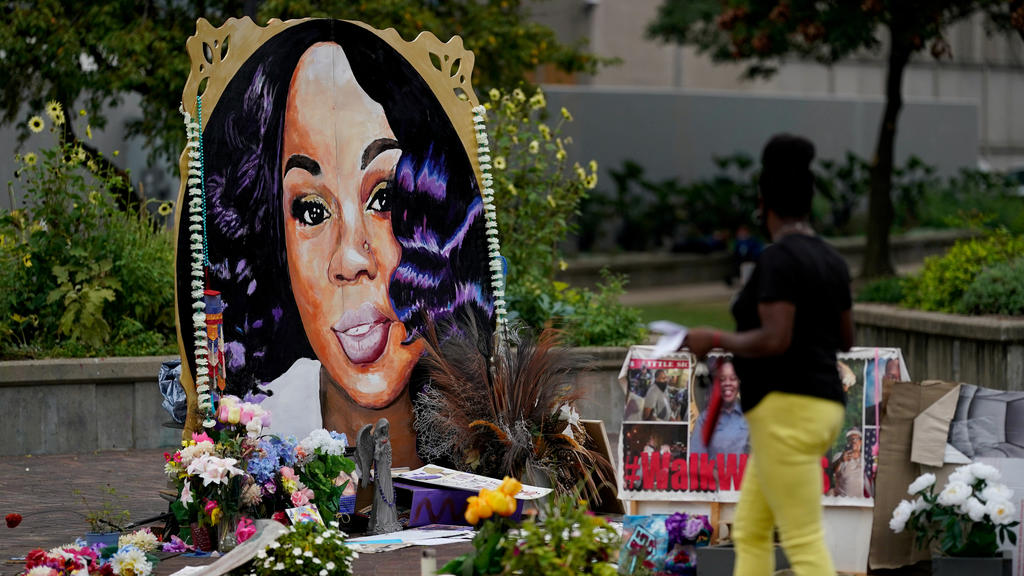 FILE PHOTO: A woman visits the memorial for Breonna Taylor in Louisville, Kentucky, U.S., September 11, 2020. REUTERS/Bryan Woolston/File Photo/File Photo