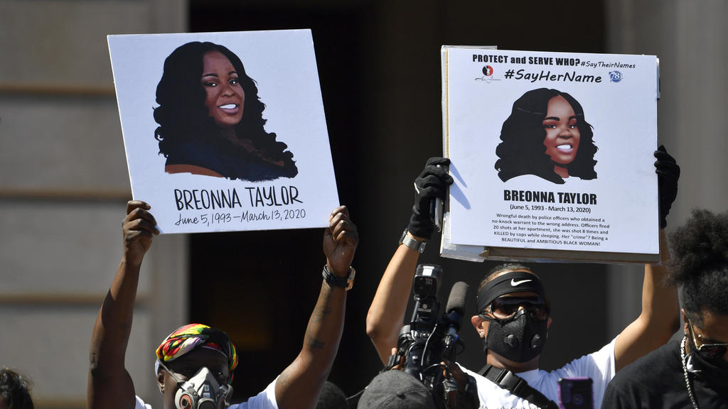 ARCHIV - 25.06.2020, USA, Frankfort: Schilder zeigen Breonna Taylor während einer Kundgebung zu ihren Ehren. Sechs Monate nach der Tötung der Afroamerikanerin Breonna Taylor bei einem Polizeieinsatz hat die Stadt Louisville einen zivilen Rechtsstreit