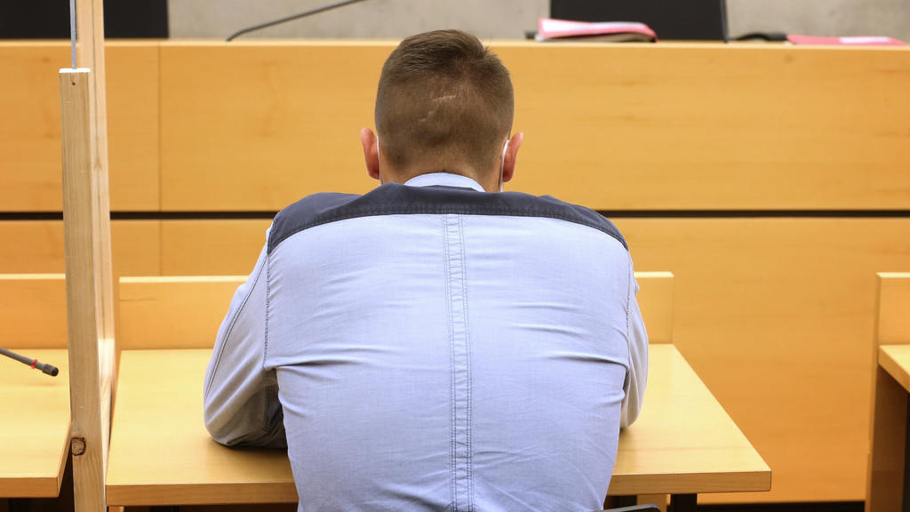 ARCHIV - 09.09.2020, Bayern, Würzburg: Der Angeklagte sitzt in einem Gerichtssaal im Landgericht auf der Anklagebank. Der Mann ist angeklagt, im April 2017, mit 2,89 Promille Alkohol im Blut, eine junge Frau angefahren und tödlich verletzt zu haben.