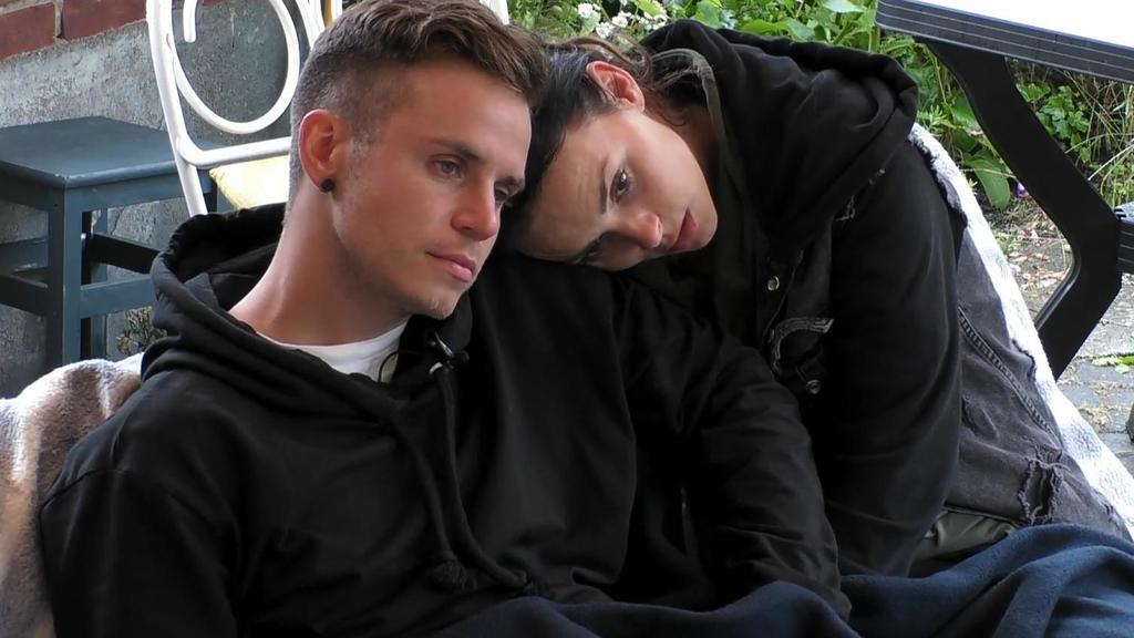 Henning Merten und Denise Kappés machen Nägel mit Köpfen und ziehen aus dem Sommerhaus aus.