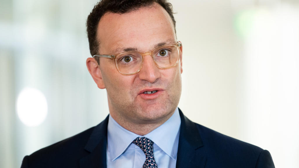 ARCHIV - 03.07.2020, Berlin: Jens Spahn (CDU), Bundesgesundheitsminister, äußert sich am Rande der Plenarsitzung im Deutschen Bundestag gegenüber Medienvertretern. Mit sogenannten Fieberambulanzen und besonderen Schutzvorkehrungen für Risikogruppen w