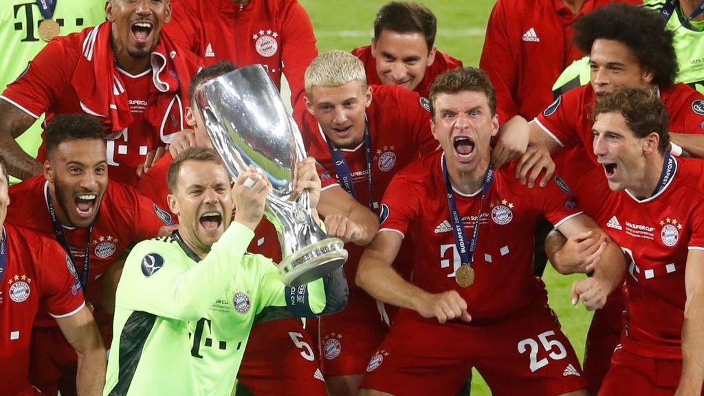 Soccer Football - European Super Cup - Bayern Munich v Sevilla - Puskas Arena, Budapest, Hungary - September 24, 2020. Bayern Munich's Manuel Neuer celebrates with the trophy and teammates after winning the European Super Cup Pool via REUTERS/Laszlo