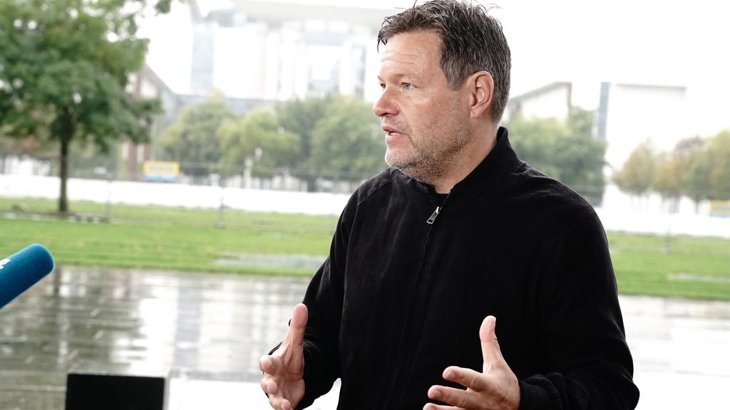 25.09.2020, Berlin: Robert Habeck, Bundesvorsitzender von Bündnis 90/Die Grünen, spricht am Rande der Fridays for Future Demonstration zwischen Bundeskanzleramt und Paul-Löbe-Haus zu den Medienvertretern. Die Klimabewegung Fridays for Future hat zum