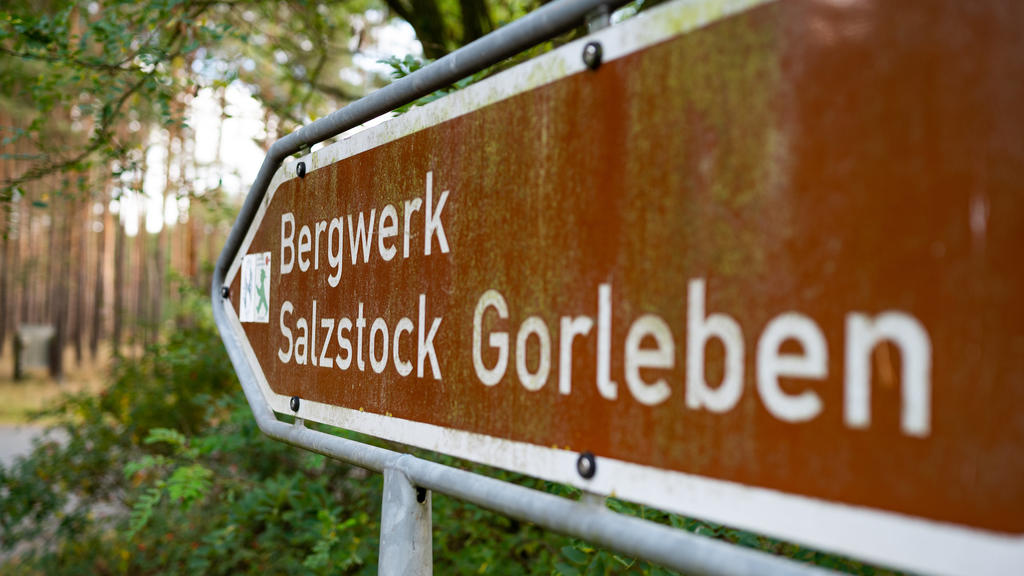 28.09.2020, Niedersachsen, Gorleben: Ein Schild zeigt den Weg zum ehemaligen Erkundungsbergwerk Gorleben. 90 Gebiete in Deutschland haben nach Erkenntnissen der Bundesgesellschaft für Endlagerung günstige geologische Voraussetzungen für ein Atommüll-